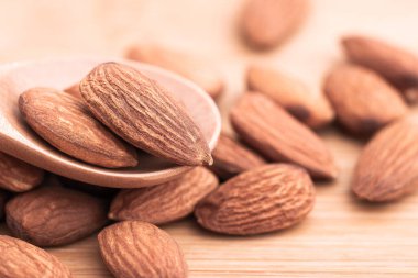 Badem tohumunun yakın görüntüsü. Tahta zemine yerleştirilmiş badem tohumları