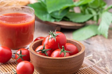 Domates suyu. Tahta arka planda sebzeli bir bardak domates suyu.