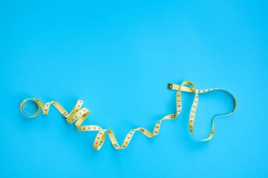 Sarı yumuşak mezuranın en üst görüntüsü. Kopyalama alanı olan mavi arkaplan.