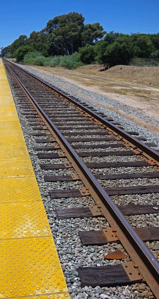 Perspektiva Výhledu Žlutý Okraj Železničního Nástupiště Podél Kolejí — Stock fotografie