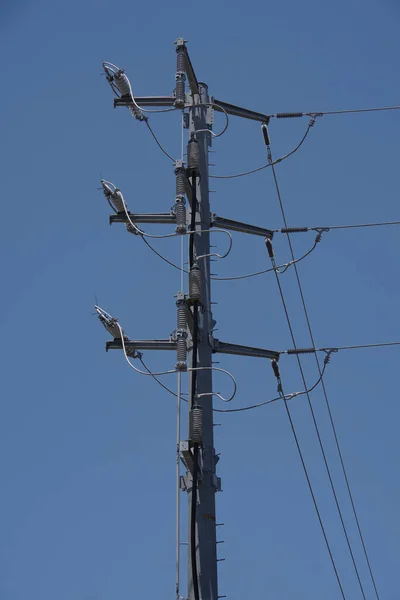 Översta Delen Och Modern Eldistributionspylon Och Dess Kraftledningar — Stockfoto