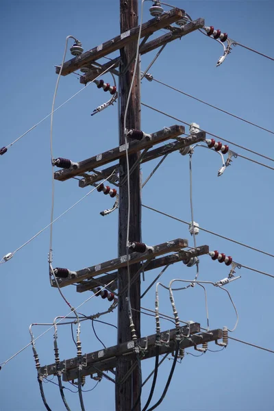Oberteil Eines Stromverteilungsmasten Mit Stromleitungen — Stockfoto
