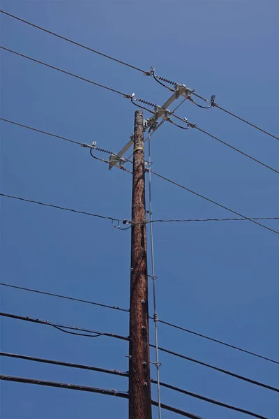 Bovenste Deel Van Een Elektriciteitsleidingspyloon Met Veel Hoogspanningsleidingen — Stockfoto