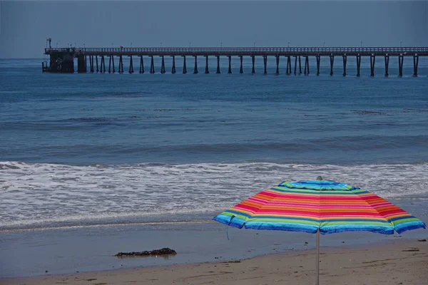 Scena Sulla Spiaggia Nel Sud Della California Con Ombrello Colorato — Foto Stock