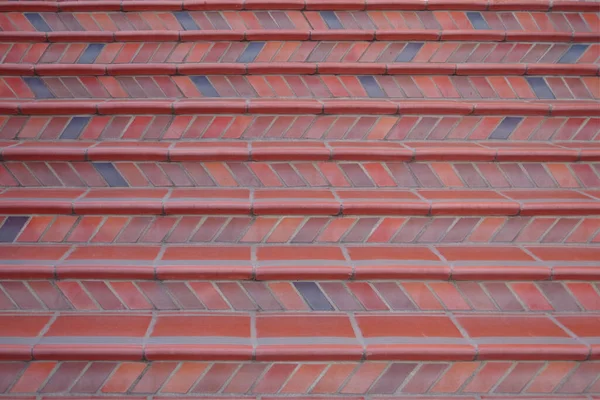 市街地の歩道を登る赤い粘土瓦の階段の断面図 — ストック写真