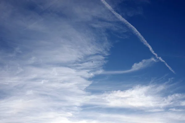 Djupblå Himmel Med Ett Intressant Moln Mönster Och Ett Litet — Stockfoto