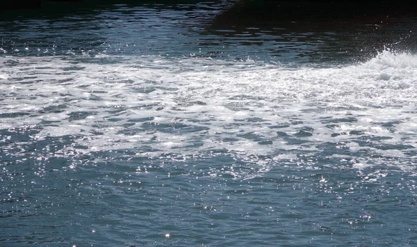 Vista Marco Completo Seccional Cerca Agua Ondulada Salpicada Vívidamente Puerto — Foto de Stock