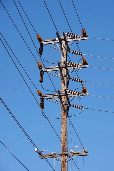 Blick Auf Einen Komplexen Stromverteilungsmasten Und Drähte Unter Tiefblauem Himmel — Stockfoto