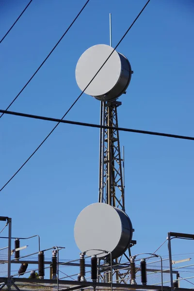 Nízký Úhel Pohledu Komunikační Věž Anténami Dráty Elektrickým Zařízením Pod — Stock fotografie