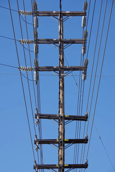 Blick Auf Einen Komplexen Stromverteilungsmasten Und Drähte Unter Tiefblauem Himmel — Stockfoto