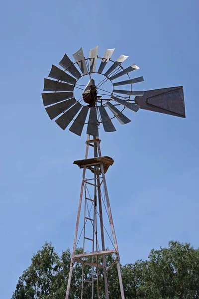 Blick Auf Eine Alte Landmaschinenwindmühle Unter Strahlend Blauem Himmel — Stockfoto