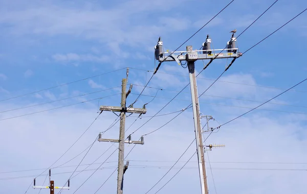 Vedere Unghi Scăzut Trei Poli Distribuție Energiei Electrice Conectați Linii — Fotografie, imagine de stoc