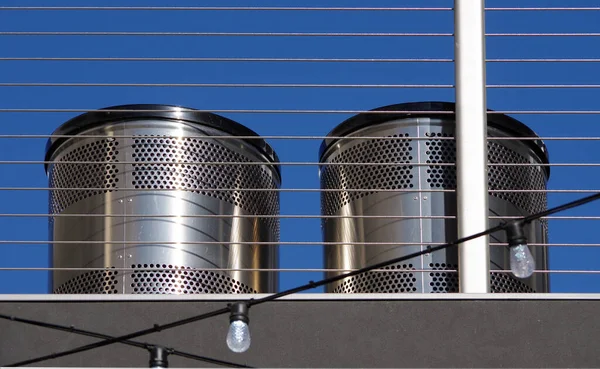 Närbild Två Glänsande Metall Luftkanaler Stor Stad Byggnadsområde Komplex Djup — Stockfoto