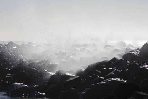 在一个多风的冬日里 加利福尼亚开阔的海岸上的一块岩石被飞溅的浪花冲刷着 — 图库照片