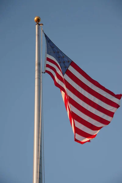 Uma Bandeira Americana Acenando Alto Mastro Metal Sob Sol Sob — Fotografia de Stock