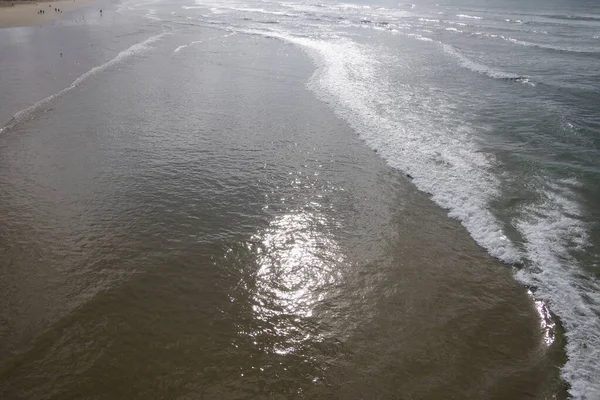 冬の日に浅い海のビーチの水の反射のパノラマ高角度ビュー — ストック写真