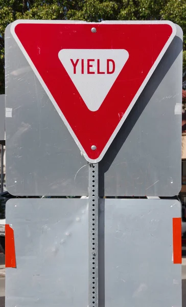 Nahaufnahme Eines Yield Schildes Einer Autobahnausfahrt Das Auf Der Rückseite — Stockfoto