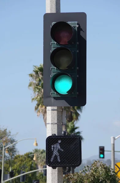 Detailní Záběr Dopravní Signalizaci Křižovatce Zelenými Světly Pro Vozidla Chodce — Stock fotografie