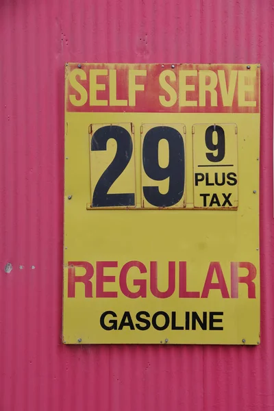 Velho Sinal Intempérie Num Posto Gasolina Extinto Mostrar Preço Décadas — Fotografia de Stock