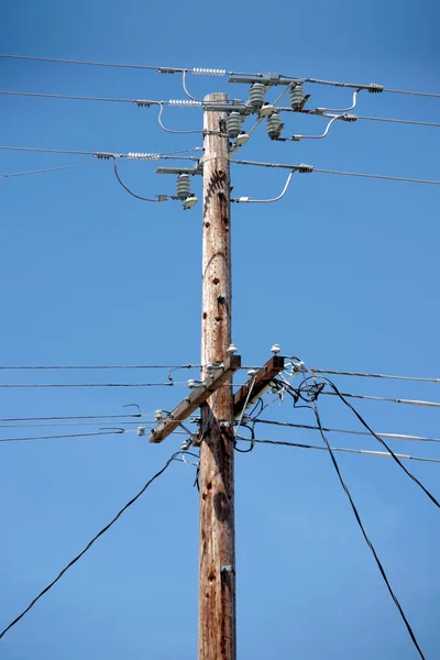 Stromverteilungsmasten Mit Kabeln Und Elektrischen Geräten Vor Strahlend Blauem Himmel — Stockfoto