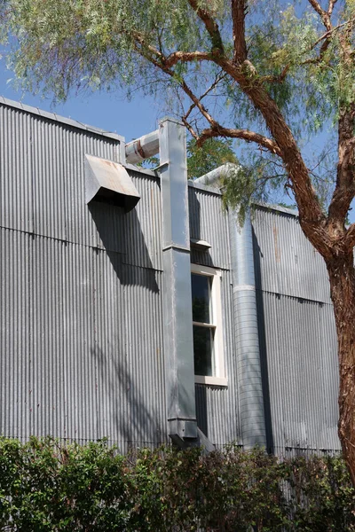 Oluklu Metal Duvarları Beyaz Penceresi Modern Hava Kanalları Önünde Ağaç — Stok fotoğraf