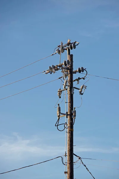 Угол Наклона Вверх Высокий Столб Распределения Электроэнергии Линиями Электропередач Голубым — стоковое фото