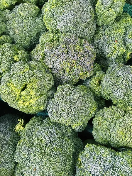 Frischer Bio Brokkoli Einem Stand Auf Dem Bauernmarkt — Stockfoto
