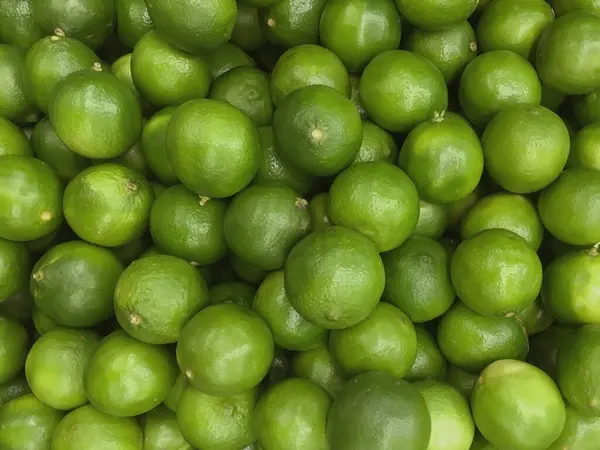 Frische Bio Limetten Einem Stand Auf Dem Bauernmarkt — Stockfoto