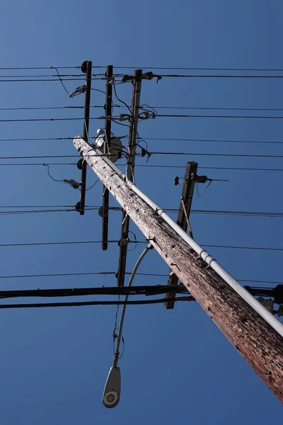 Ein Stromverteilungsmast Mit Stromkabeln Direkt Darunter Mit Blauem Himmel Darüber — Stockfoto