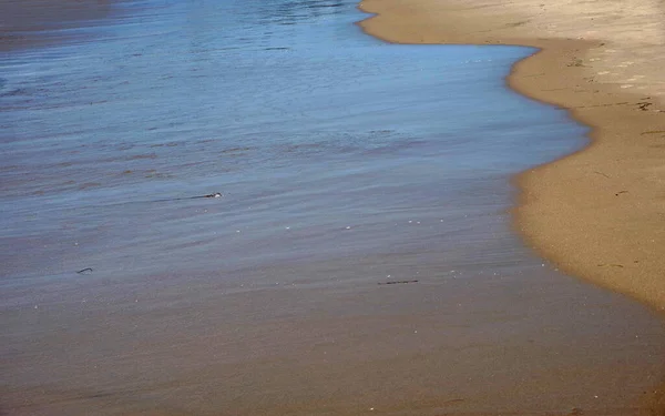 Vista Panorâmica Borda Água Surfe Praia Oceano Refletindo Céu Azul — Fotografia de Stock