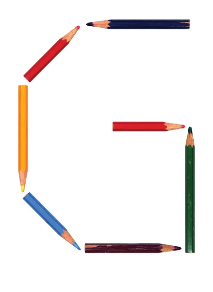 在白色背景上分离的字母G 根据这里可用的一组字母表编译了使用过的彩色铅笔的照片 — 图库照片