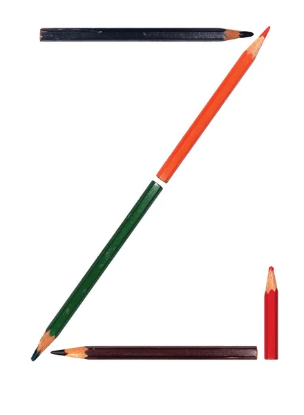 在白色背景上分离的字母Z 是根据这里可用的一组用过的彩色铅笔的照片拼凑而成的字母表 — 图库照片