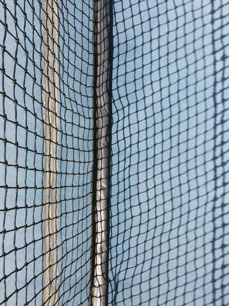 Теннисная Сетка Отбрасывающая Свою Тень Синий Бетонный Пол Корта — стоковое фото
