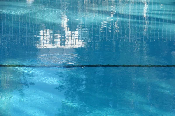 游泳池水面上的倒影 — 图库照片