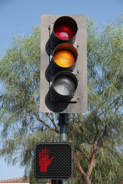 Detailní Nízkoúhlý Pohled Dopravní Signalizaci Ukazující Žluté Světlo Zastávku Pro — Stock fotografie