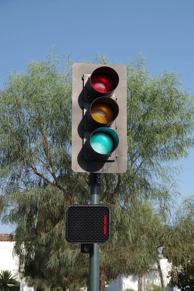Zblízka Nízký Úhel Pohledu Dopravní Signalizaci Zeleným Světlem Varováním Pouze — Stock fotografie