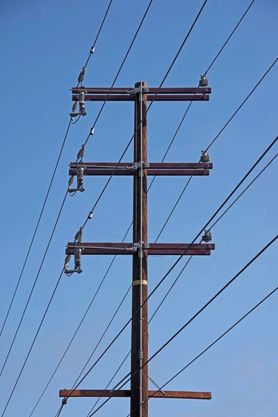 Vista Estreita Baixo Ângulo Parte Superior Pylon Distribuição Eletricidade Com — Fotografia de Stock