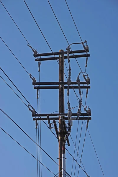 電線及び送電線を有する配電用プロンの上部の低角度近接図 — ストック写真