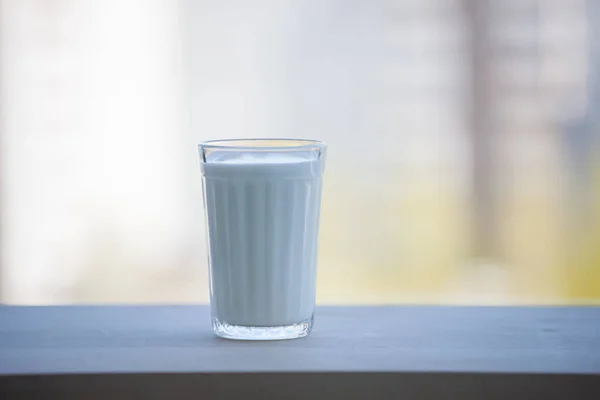 Het Glas Gevuld Met Melk Open Lucht Zonnige Zomerdag Thema — Stockfoto