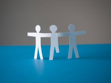 Kâğıt insanları bir arada durur. Bir tanesi devre dışı. Engelliler için sosyal destek ve hoşgörü nün sembolü