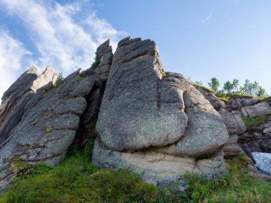 Mavi gökyüzüne karşı Batı sayan 'ın tepesinde Gray Rocks. Ergaki Doğa Parkı