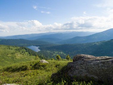 Ergaki doğa parkında, dağın tepesine gelen Svetloye Gölü 'ne bakın. Sibirya Dağları Batı sayan