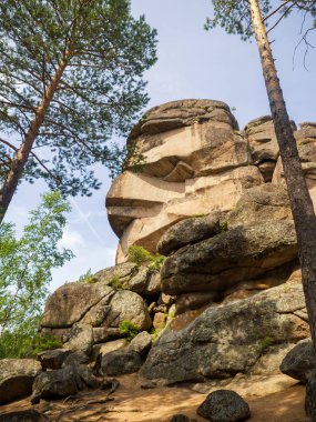 Kaya nın manzarası Büyükbaba. Doğa rezervi Stolby. Krasnoyarsk City, Sibirya, Rusya Federasyonu