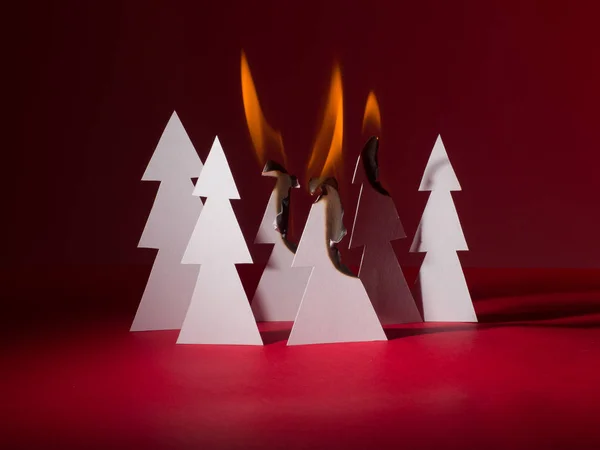 Árvores Natal Papel Ardem Com Chama Real Símbolo Interpretação Incêndios — Fotografia de Stock