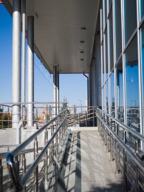 Engelliler için bir taş ve metal rampa iş merkezine açılıyor. Kentsel konforlu çevre ve altyapı teması