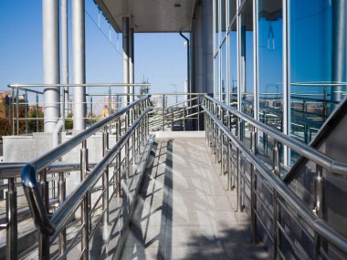 İş merkezine giden engelli erişim. Kentsel konforlu çevre ve altyapı teması