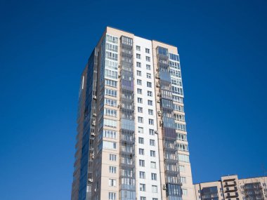 Mavi gökyüzünün arka planında yeni bir yerleşim yeri. Modern geometrik mimari ve kentleşme teması