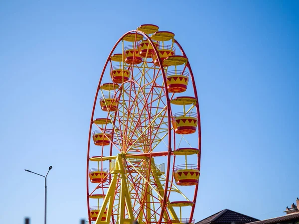 Leuchtend Gelb Rotes Riesenrad Gegen Den Blauen Himmel Thema Kinderunterhaltung — Stockfoto