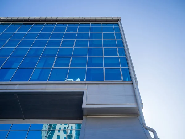 Üzleti Épület Kilátás Alulról Szögletes Ablakokra Modern Geometriai Építészet Urbanizáció — Stock Fotó