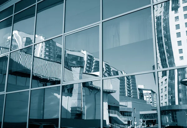 Ambiente Distorsionado Reflejado Pared Cristal Del Edificio Oficinas Tema Arquitectura — Foto de Stock